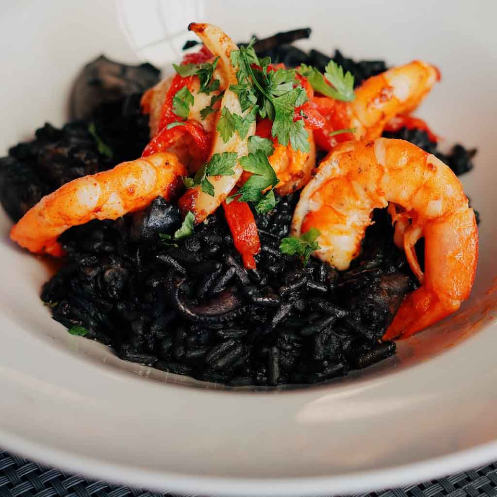 cómo hacer arroz negro con calamares y gambas